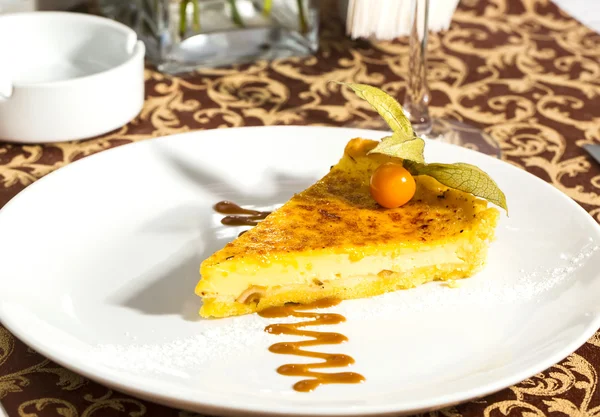 Un pedazo de pastel de queso decorado con hojas de menta — Foto de Stock