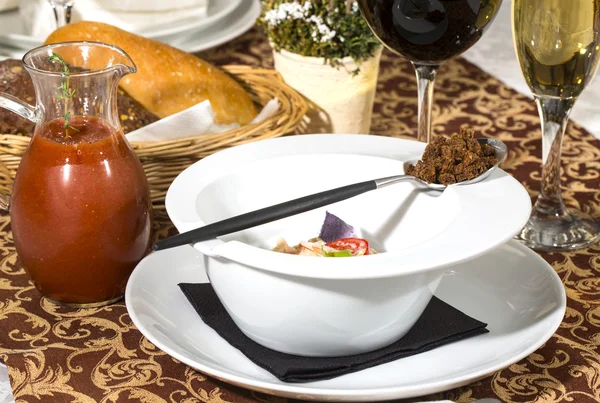 Томатный суп в ресторане, украшенном креветками — стоковое фото