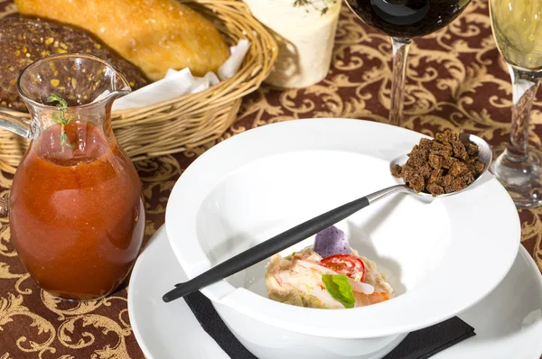 Tomatensuppe in einem Restaurant mit Garnelen dekoriert — Stockfoto