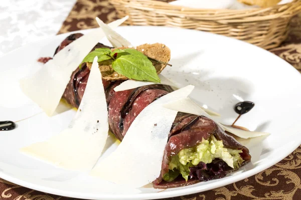 Carne de bovino com ervas e queijo sobre fundo branco — Fotografia de Stock