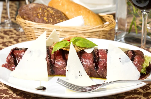 Carne de bovino com ervas e queijo sobre fundo branco — Fotografia de Stock