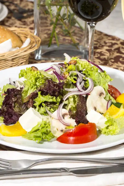 Salade grecque sur fond blanc au restaurant — Photo