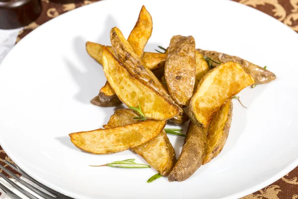 Patatas al horno sobre la mesa en un restaurante —  Fotos de Stock