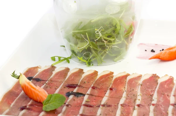 En la preparación de rollos de carne con carne y verduras —  Fotos de Stock