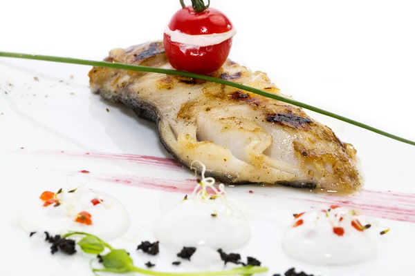 Filete asado de pescado a la parrilla en salsa blanca — Foto de Stock