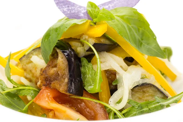 Insalata di verdure su un piatto in un ristorante — Foto Stock