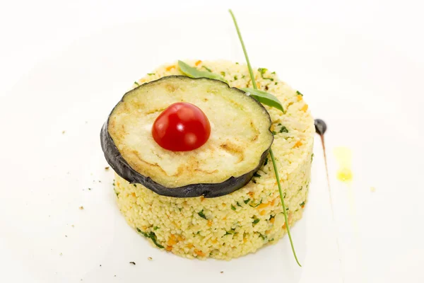 Cuscús adornado con berenjena y tomate — Foto de Stock