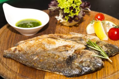 Deniz balığı ızgarada pişmiş