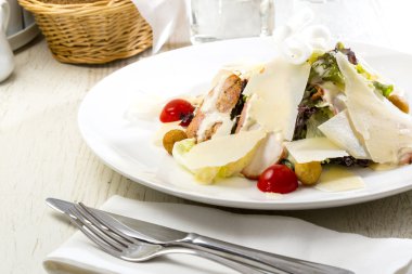 bir restoranda masaya Sezar salatası