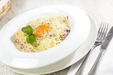 spagetti yumurta bir tablo içinde bir restoran ile