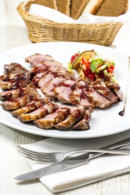 bir restoranda masaya kavrulmuş et