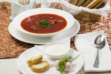 bir restoranda masada kırmızı pancar çorbası