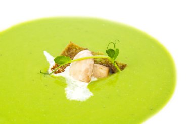 Bezelye çorbası üzerinde beyaz bir yemek Restoran