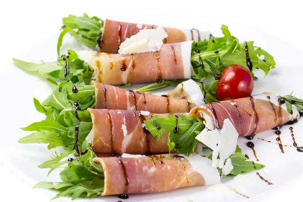 Fleisch- und Grünbrötchen auf weißem Hintergrund im Restaurant — Stockfoto
