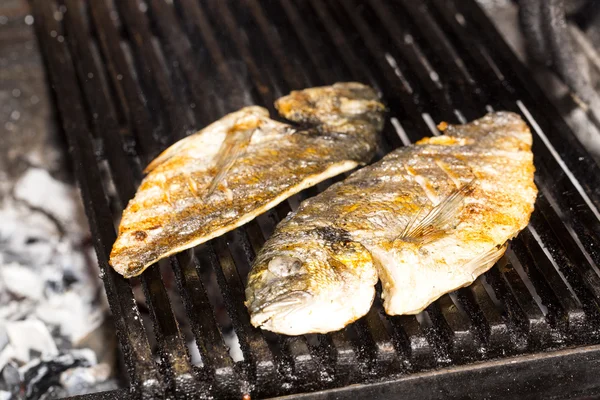 Fisch auf dem Grill im Restaurant zubereiten — Stockfoto