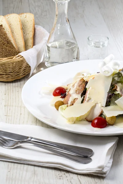 Caesar-Salat auf dem Tisch in einem Restaurant — Stockfoto