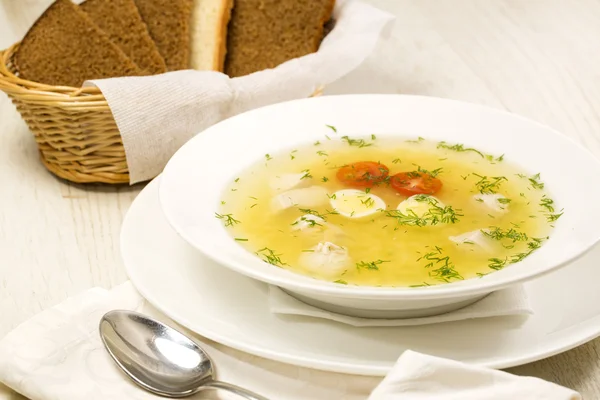 Hühnersuppe auf einem Tisch im Restaurant — Stockfoto