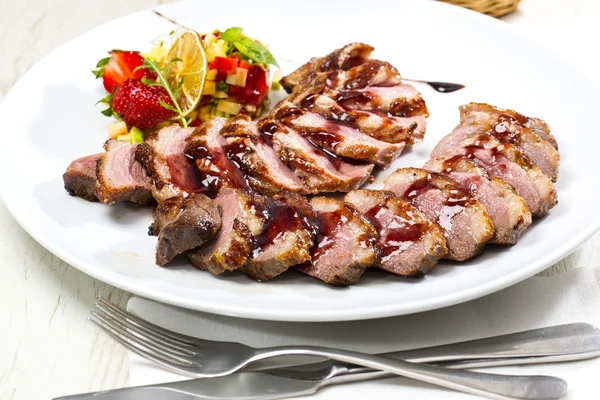 Запечене м'ясо на столі в ресторані — стокове фото