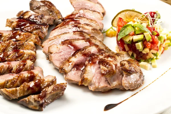 Sült hús az asztalra egy étteremben — Stock Fotó