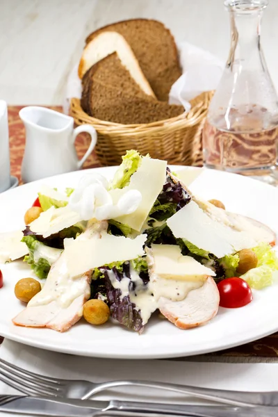 Caesar-Salat auf dem Tisch in einem Restaurant — Stockfoto