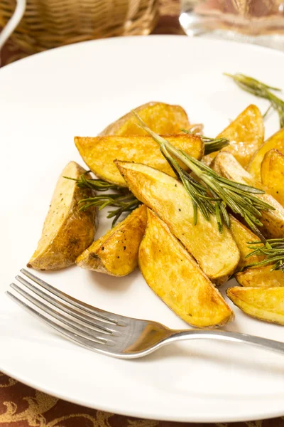 Запеченный картофель на столе в ресторане — стоковое фото