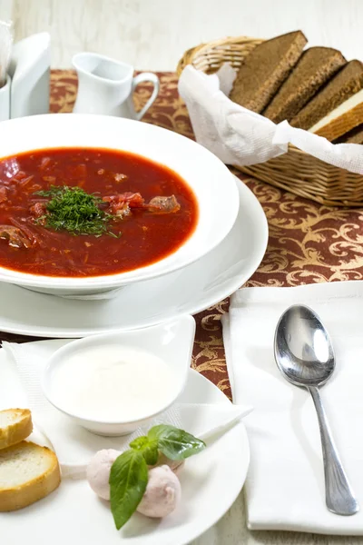 Sopa de remolacha roja sobre la mesa en un restaurante —  Fotos de Stock