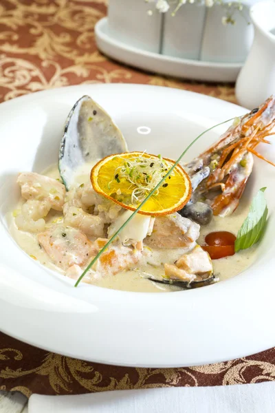 Bir tablo içinde bir restoran deniz ürünleri salatası — Stok fotoğraf
