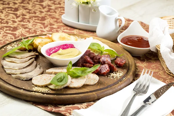 Plato de carne con varios tipos de salchichas —  Fotos de Stock