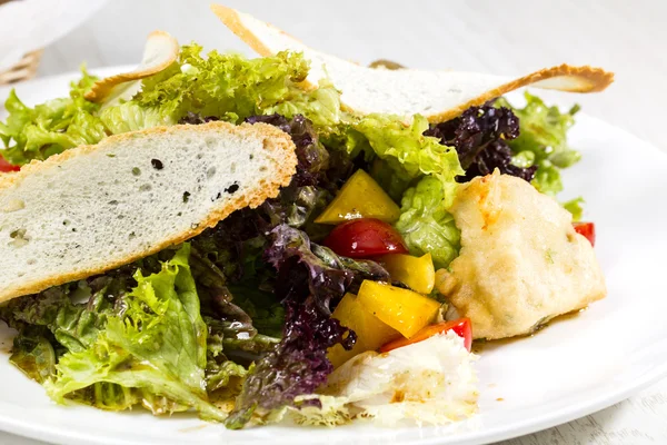 Salát z masa, sýrů a zeleniny v restauraci — Stock fotografie