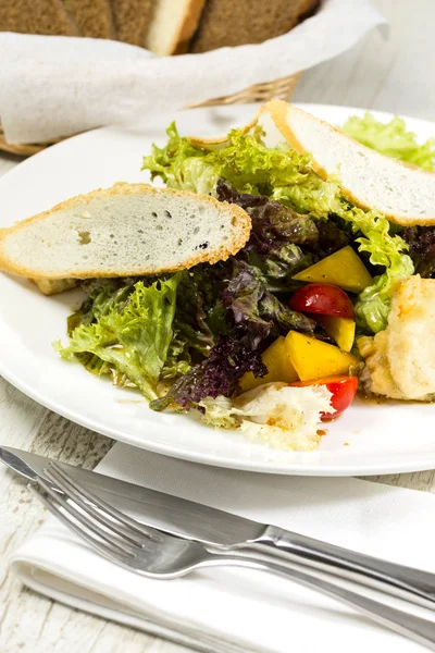 Ensalada de queso de carne y verduras en un restaurante — Foto de Stock