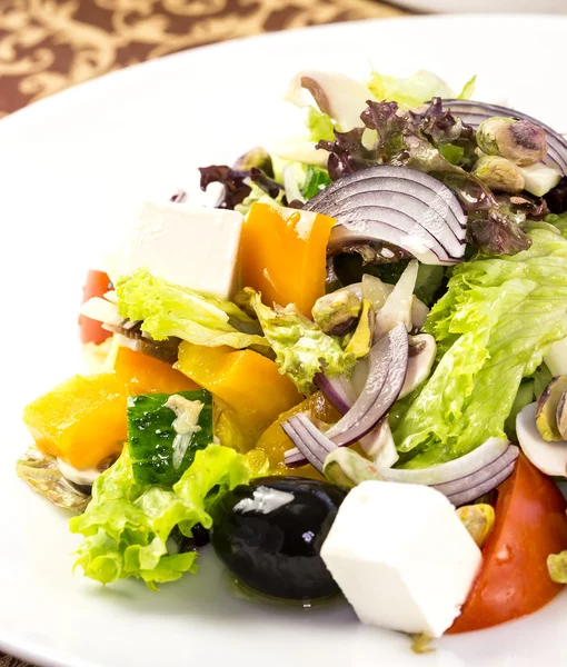 Griechischer Salat auf weißem Hintergrund im Restaurant — Stockfoto