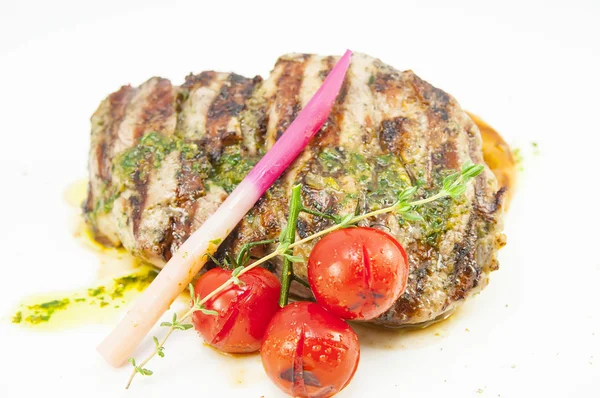 Filete a la parrilla con salsa y verduras sobre fondo blanco —  Fotos de Stock