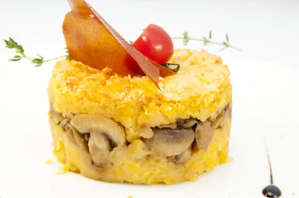 구운 콩 및 식당에서 흰 접시에 버섯 — 스톡 사진
