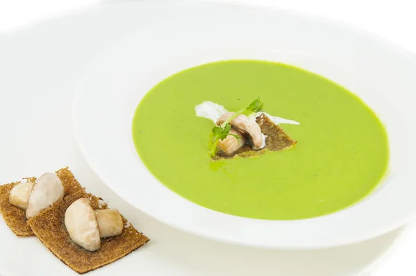 Sopa de ervilha em um prato branco no restaurante — Fotografia de Stock