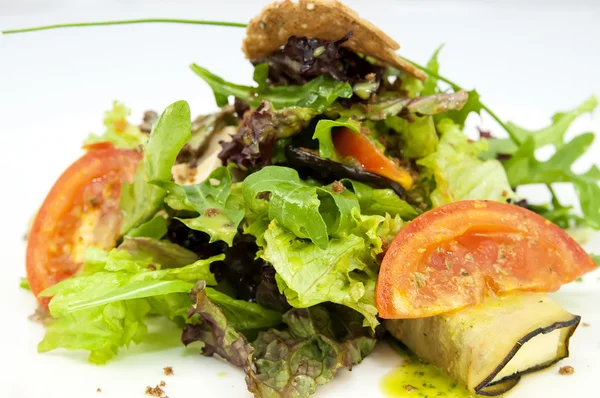Salade met kaas en kruiden en groenten — Stockfoto