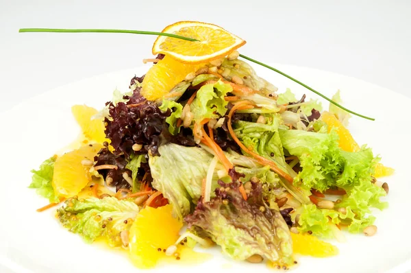 Obst- und Gemüsesalat auf weißem Hintergrund im Restaurant — Stockfoto