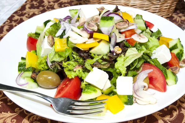 Salada grega em um fundo branco no restaurante — Fotografia de Stock