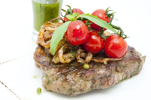Gegrilltes Steak mit Sauce und Grüntönen auf weißem Hintergrund — Stockfoto