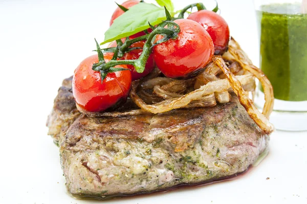 Steak grillé avec sauce et légumes verts sur fond blanc — Photo