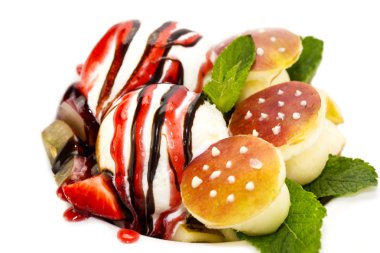 Karamel Sos ve beyaz zemin üzerine nane ile dondurma