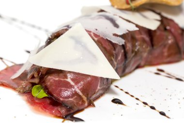 bir tabloda bir restoranda Dana carpaccio