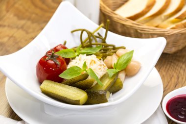 Salamura sebze, salatalık domates sarımsak ve kuşkonmaz lahana