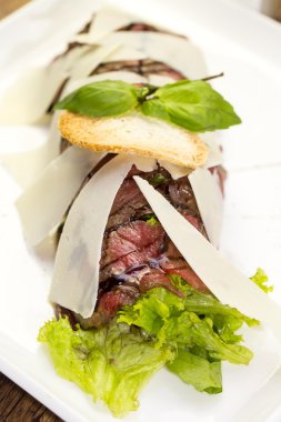 bir tabloda bir restoranda Dana carpaccio