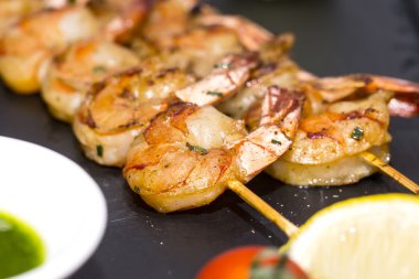 ızgara karides pişirme