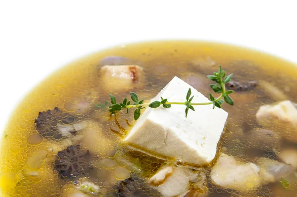 Soupe aux champignons et haricots sur un plat blanc au restaurant — Photo