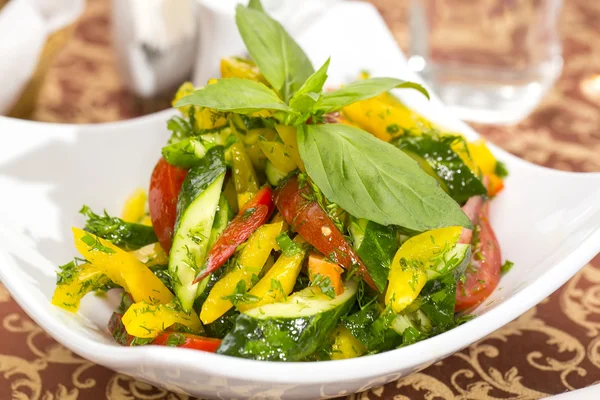 Salada vegetal em uma mesa em um restaurante — Fotografia de Stock