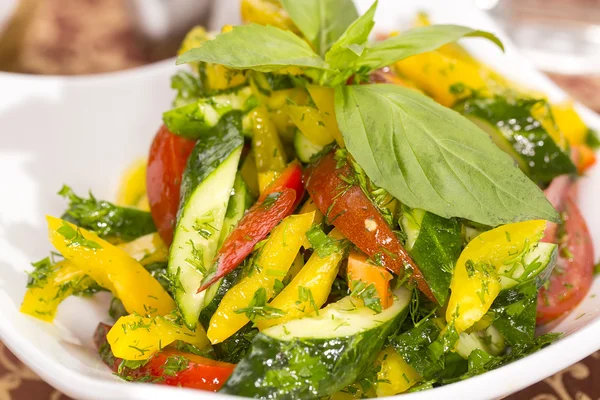 Plantaardige salade op een tafel in een restaurant — Stockfoto