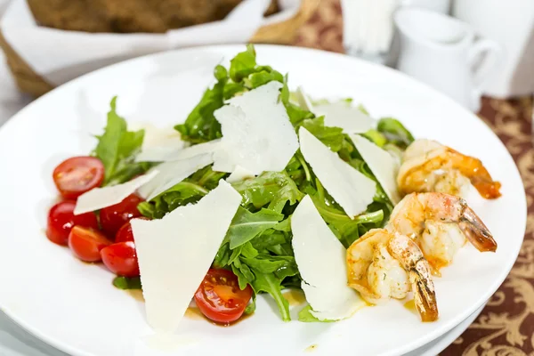 Salada com camarão e rúcula em uma mesa em um restaurante — Fotografia de Stock