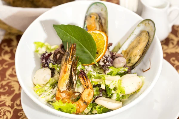 Ensalada con verduras y mariscos sobre la mesa en un restaurante —  Fotos de Stock