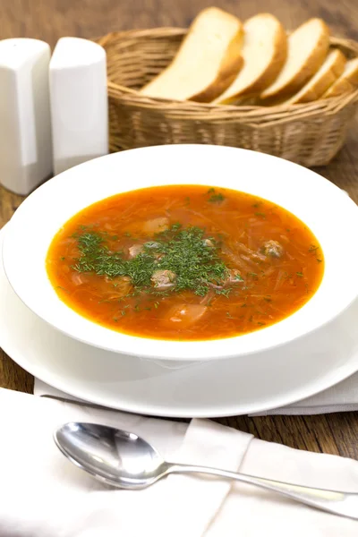 Červené řepy polévka na stůl v restauraci — Stock fotografie